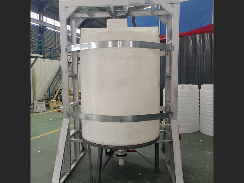 2吨锥底加药箱+锥底支架+龙门架01