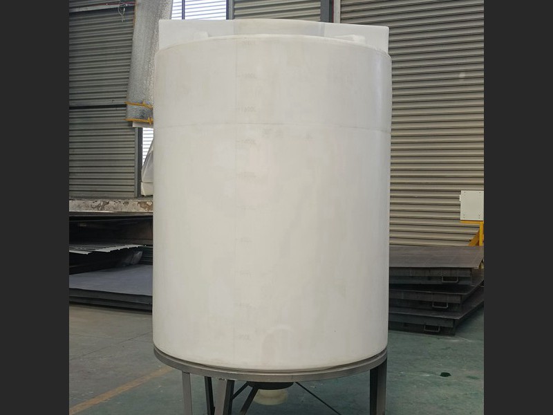 2吨白色锥底加药箱+锥底支架