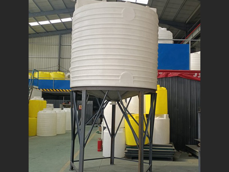 6吨白色锥底加药箱+锥底支架(高度2米)